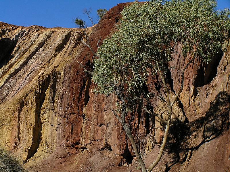 Ochre pits.jpg - Der rotgelbe Ocker (ochre) wird von den Aborigines für zeremonielle und medizinische Zwecke benuzt.